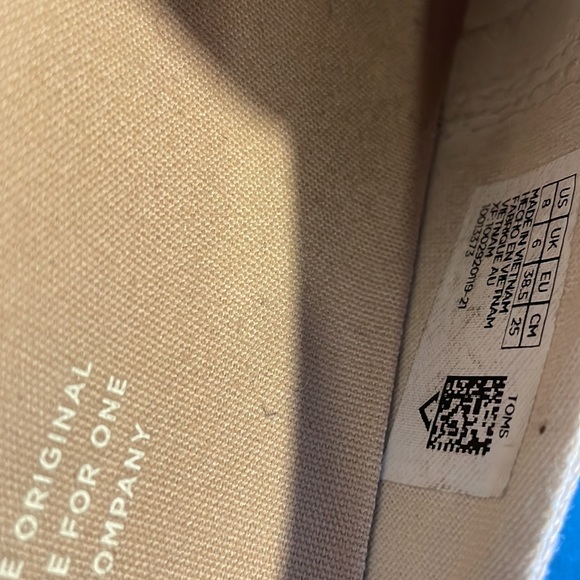 Cream slip ons (Toms) - Picture 3 of 4